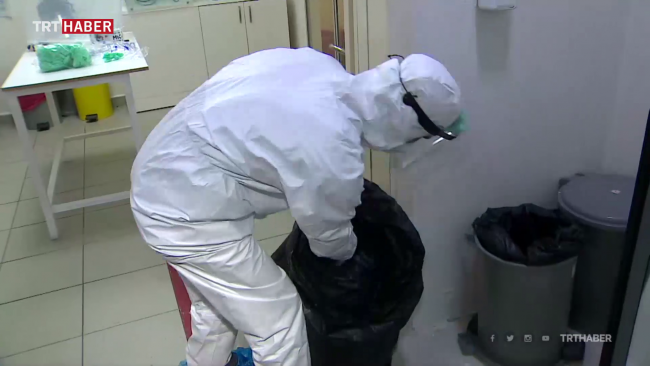 Salgının sessiz kahramanları: Temizlik personelleri